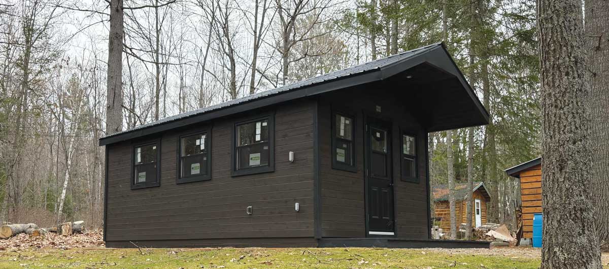 Building Showcase: Hunting Cabin by Cabanon Cedre (Cedar Cabins Canada) 