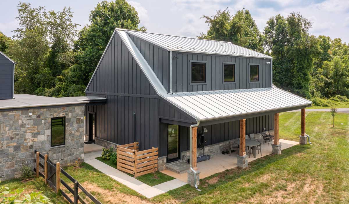 Building Showcase: Garage & Apartment by Sheds Unlimited